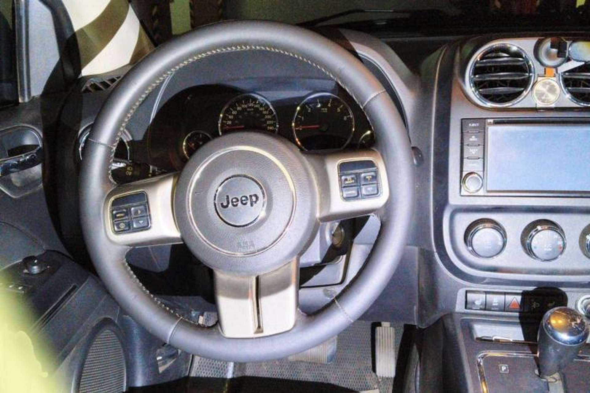 Used Jeep Compass 2013 2.4L four-wheel drive luxury version Steering Wheel