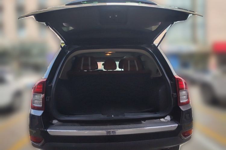 Used Jeep Compass 2013 2.4L four-wheel drive urban version Trunk