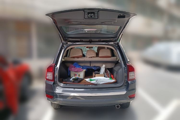 Used Jeep Compass 2013 2.4L four-wheel drive urban version Trunk