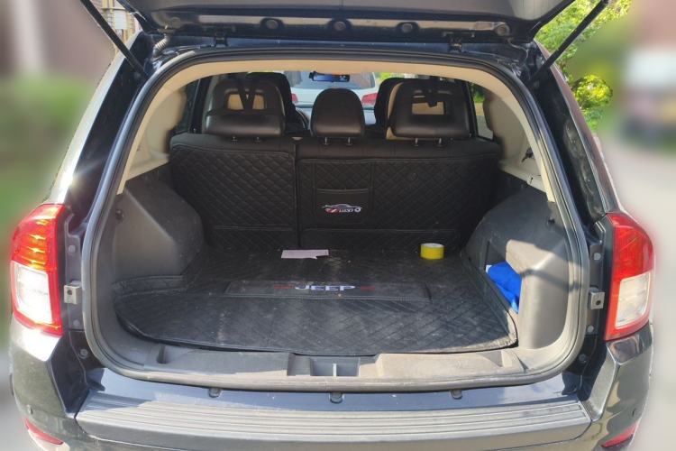 Used Jeep Compass 2013 2.4L four-wheel-drive sport version Trunk