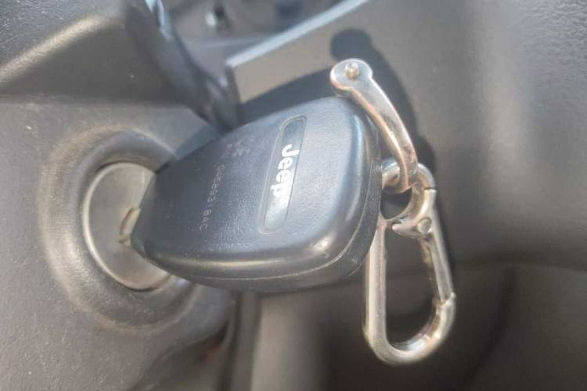 Used Jeep Compass 2013 2.4L four-wheel-drive sport version Vehicle Key