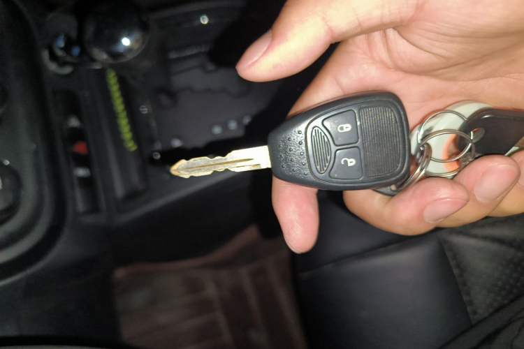 Used Jeep Compass 2013 2.0L two-wheel drive sport version Vehicle Key