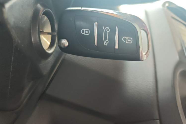 Used Jeep Compass 2013 2.4L four-wheel-drive sport version Vehicle Key