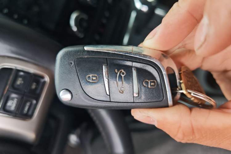 Used Jeep Compass 2013 2.0L two-wheel drive luxury version Vehicle Key