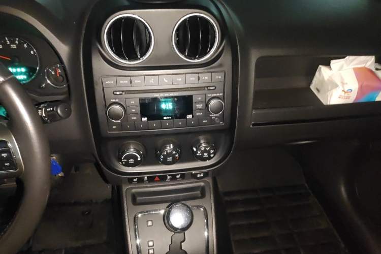 Used Jeep Compass 2013 2.4L four-wheel drive luxury version Audio And AC Panel