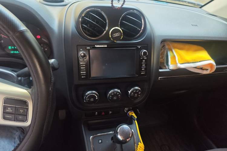 Used Jeep Compass 2013 2.4L four-wheel-drive sport version Audio And AC Panel