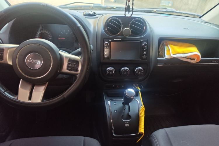 Used Jeep Compass 2013 2.4L four-wheel-drive sport version Center Console