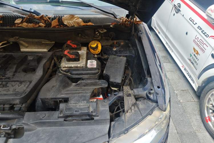 Used Jeep Compass 2013 2.4L four-wheel-drive sport version Engine Bay Left