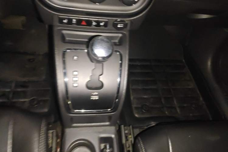 Used Jeep Compass 2013 2.4L four-wheel drive luxury version Gear Lever