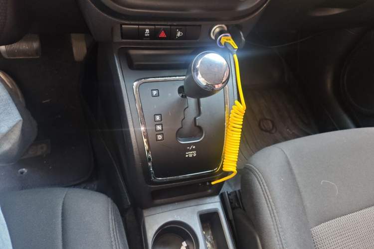 Used Jeep Compass 2013 2.4L four-wheel-drive sport version Gear Lever