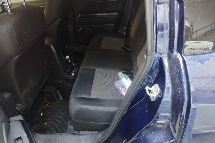 Used Jeep Compass 2013 2.4L four-wheel-drive sport version Left Rear Seat