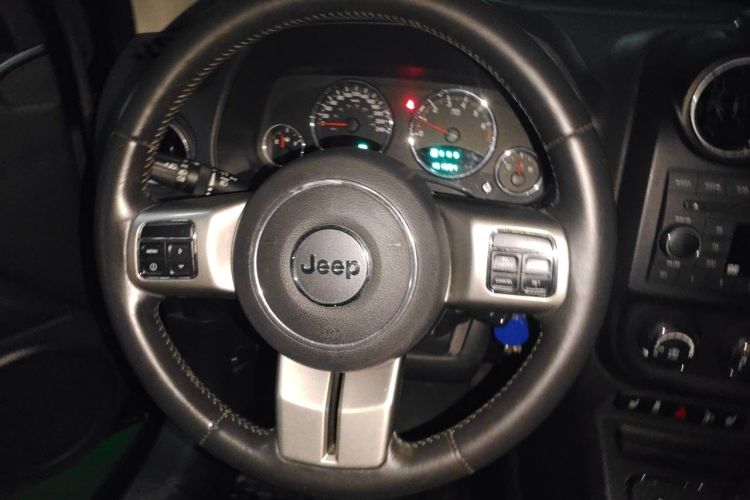 Used Jeep Compass 2013 2.4L four-wheel drive luxury version Steering Wheel