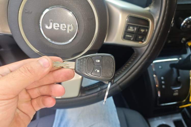 Used Jeep Compass 2013 2.4L four-wheel-drive sport version Vehicle Key