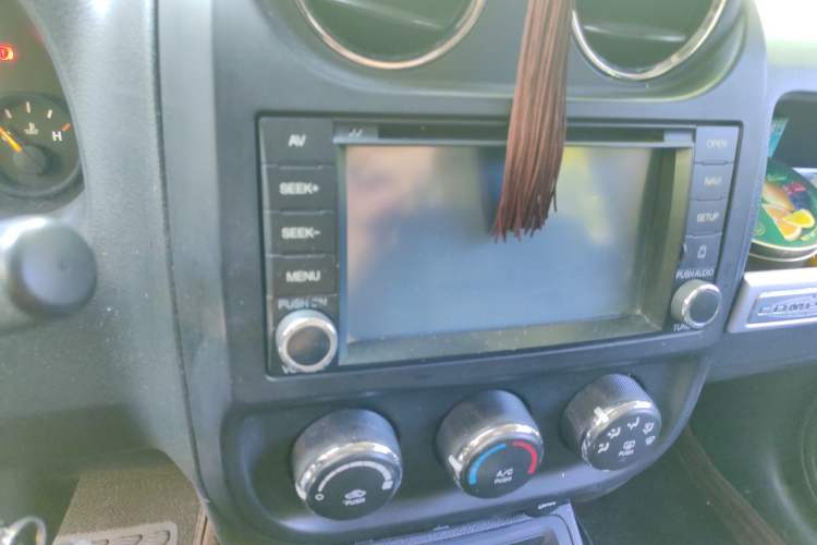 Used Jeep Compass 2013 2.4L four-wheel-drive sport version Audio And AC Panel