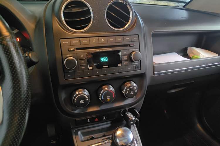 Used Jeep Compass 2013 2.0L two-wheel drive sport version Audio And AC Panel