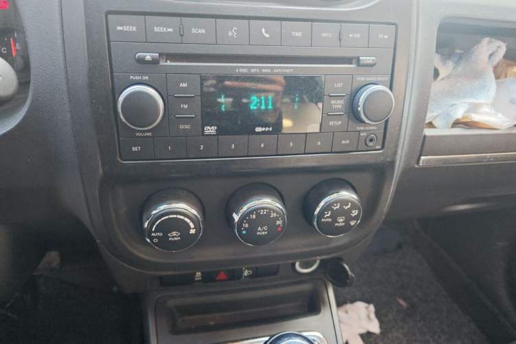 Used Jeep Compass 2013 2.4L four-wheel-drive sport version Audio And AC Panel