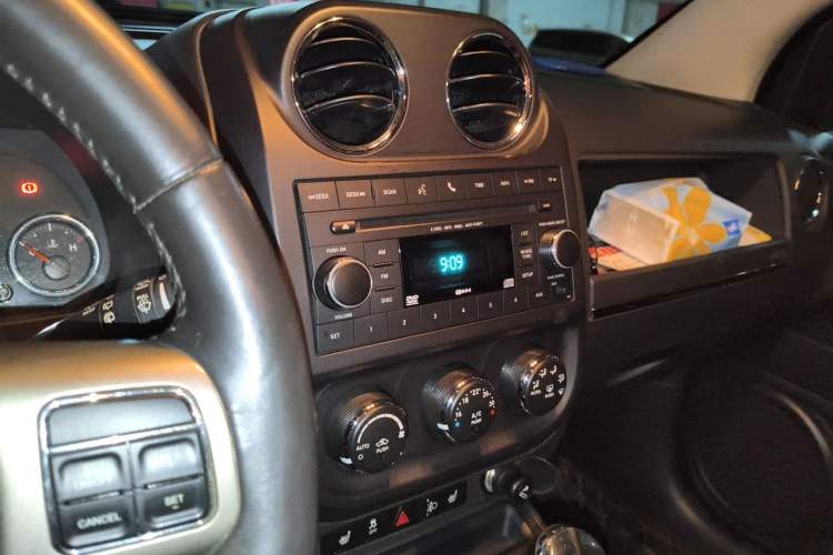 Used Jeep Compass 2013 2.4L four-wheel drive luxury version Audio And AC Panel