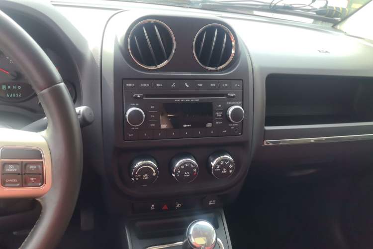 Used Jeep Compass 2013 2.4L four-wheel drive urban version Audio And AC Panel