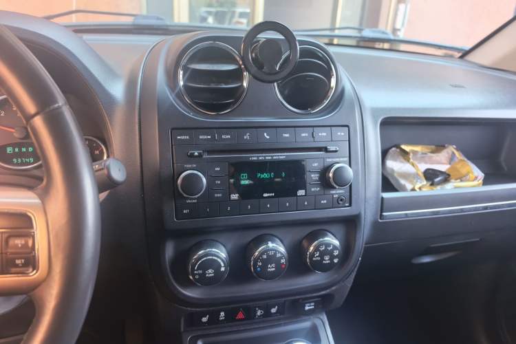 Used Jeep Compass 2013 2.4L four-wheel drive luxury version Audio And AC Panel