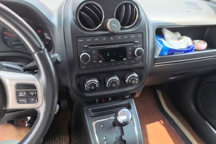 Used Jeep Compass 2013 2.4L four-wheel-drive sport version Audio And AC Panel