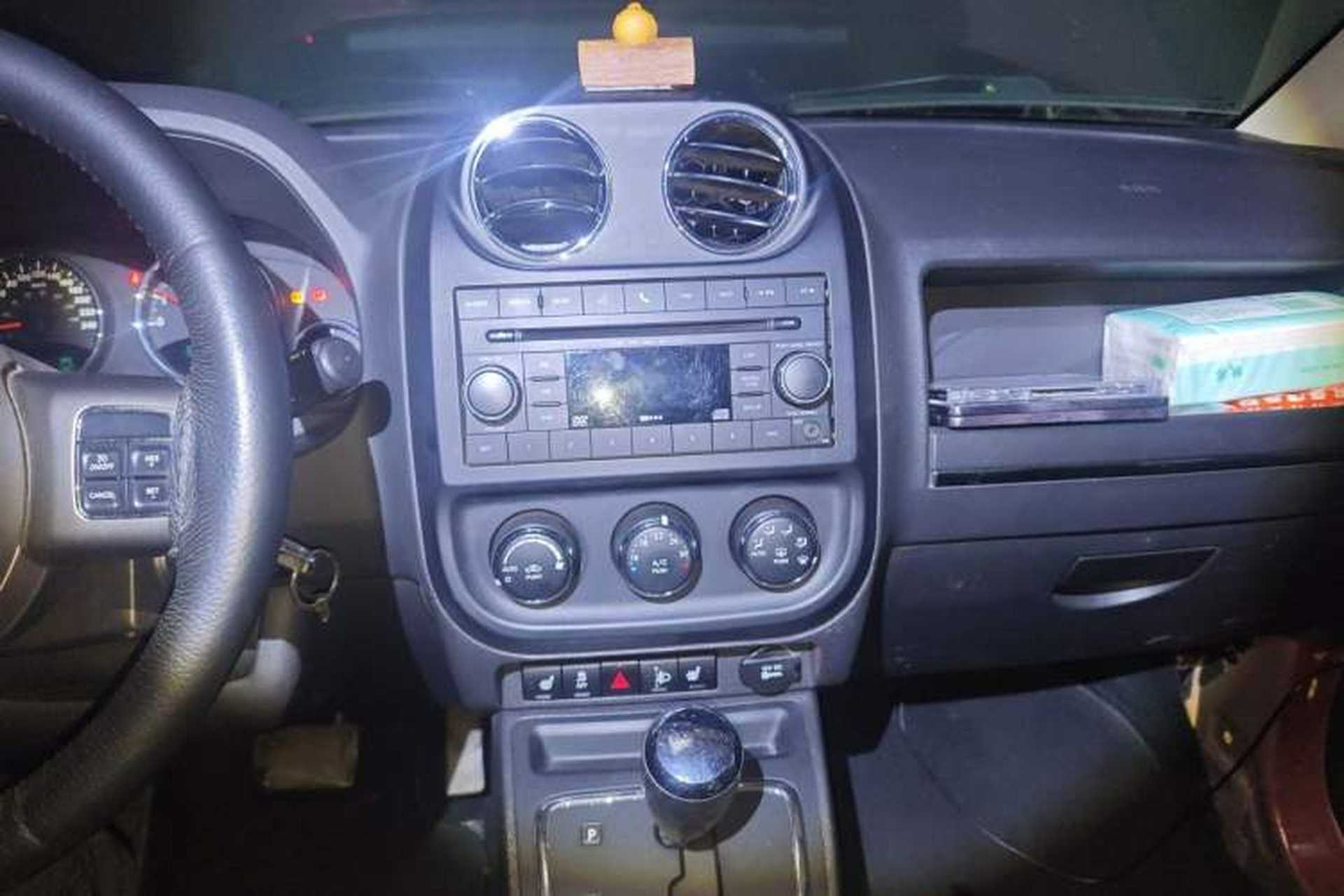 Used Jeep Compass 2013 2.4L four-wheel drive luxury version Audio And AC Panel