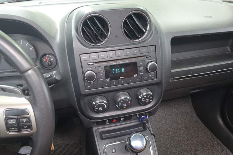 Used Jeep Compass 2013 2.4L four-wheel-drive sport version Audio And AC Panel