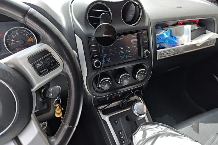 Used Jeep Compass 2013 2.4L four-wheel-drive sport version Audio And AC Panel