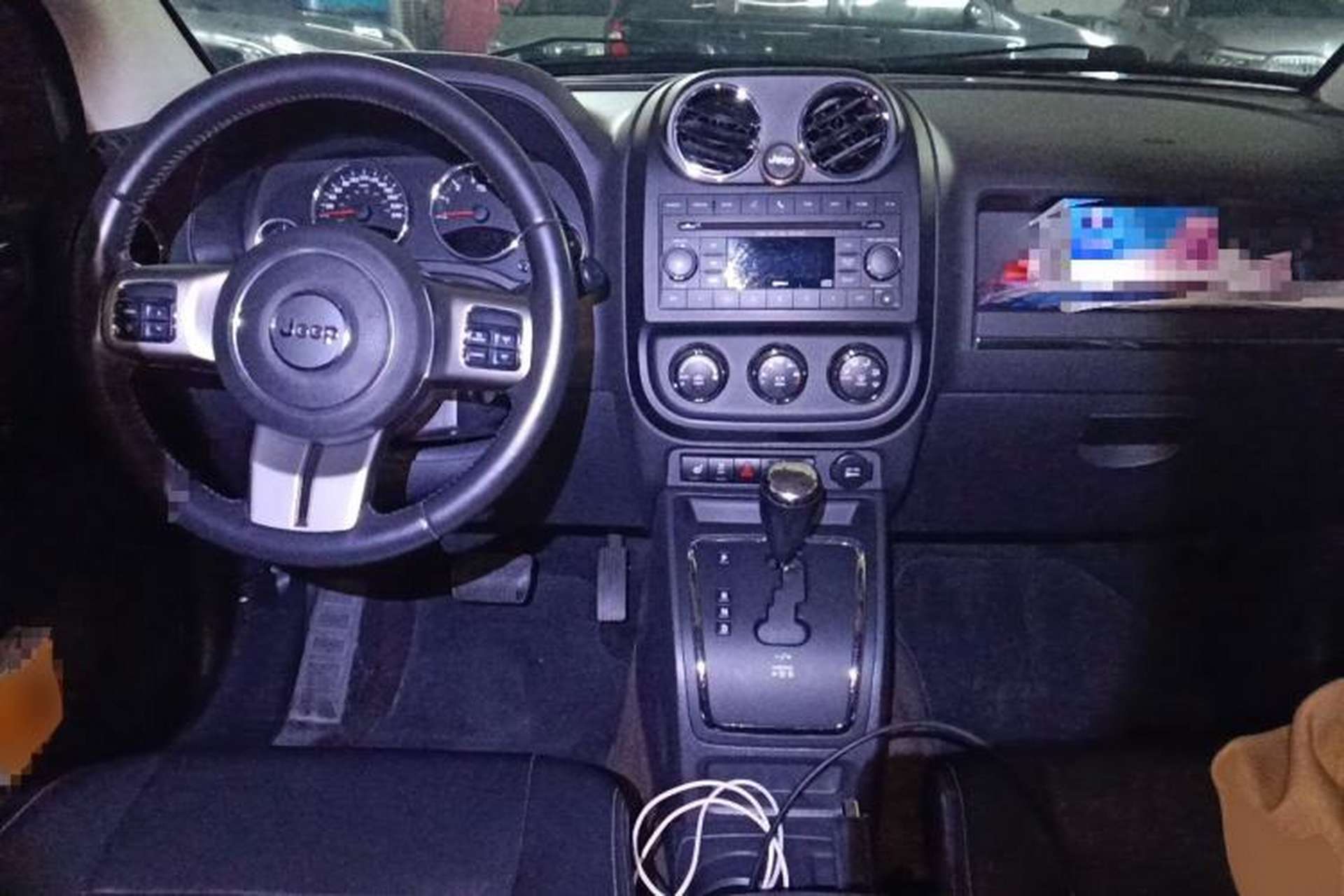 Used Jeep Compass 2013 2.4L four-wheel drive urban version Center Console