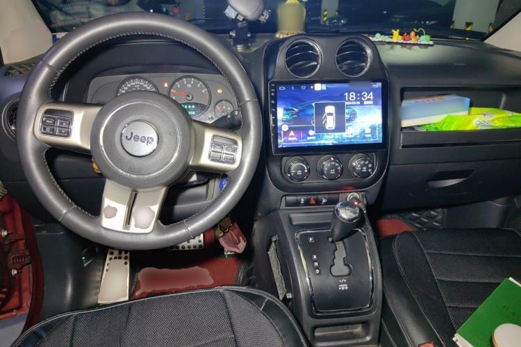 Used Jeep Compass 2013 2.4L four-wheel-drive sport version Center Console