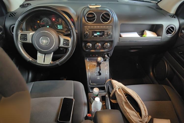 Used Jeep Compass 2013 2.0L two-wheel drive sport version Center Console