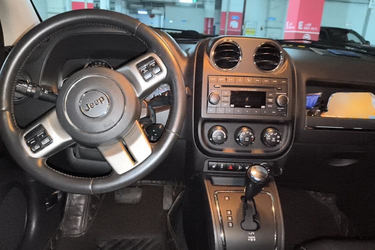 Used Jeep Compass 2013 2.4L four-wheel drive luxury version Center Console