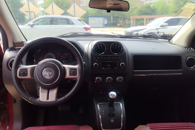 Used Jeep Compass 2013 2.4L four-wheel drive urban version Center Console