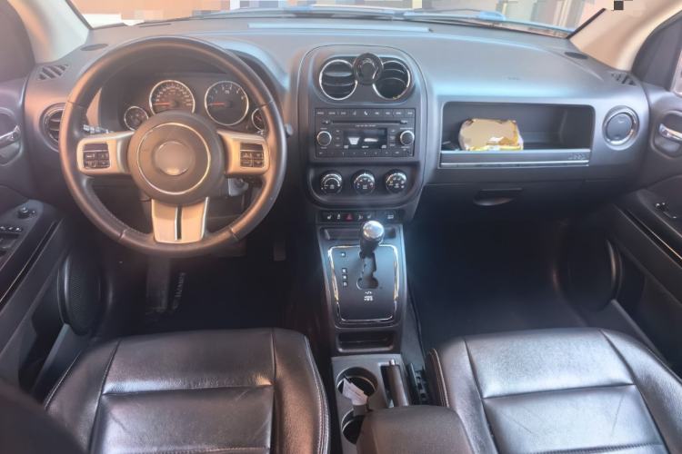 Used Jeep Compass 2013 2.4L four-wheel drive luxury version Center Console