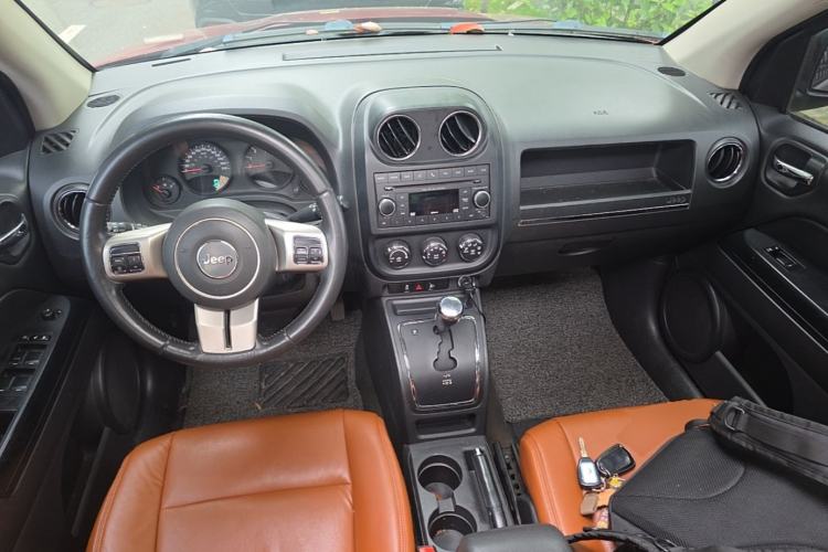 Used Jeep Compass 2013 2.4L four-wheel-drive sport version Center Console