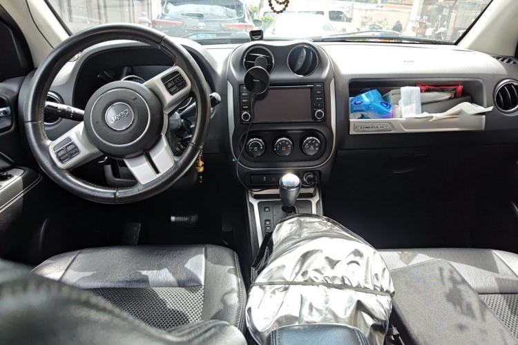 Used Jeep Compass 2013 2.4L four-wheel-drive sport version Center Console