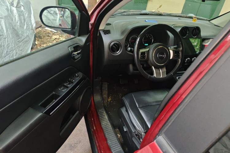 Used Jeep Compass 2013 2.0L Two-Wheel Drive Black Luxury Edition Driver Seat