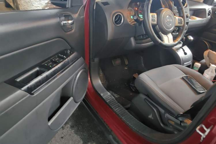 Used Jeep Compass 2013 2.0L two-wheel drive sport version Driver Seat