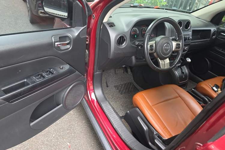 Used Jeep Compass 2013 2.4L four-wheel-drive sport version Driver Seat