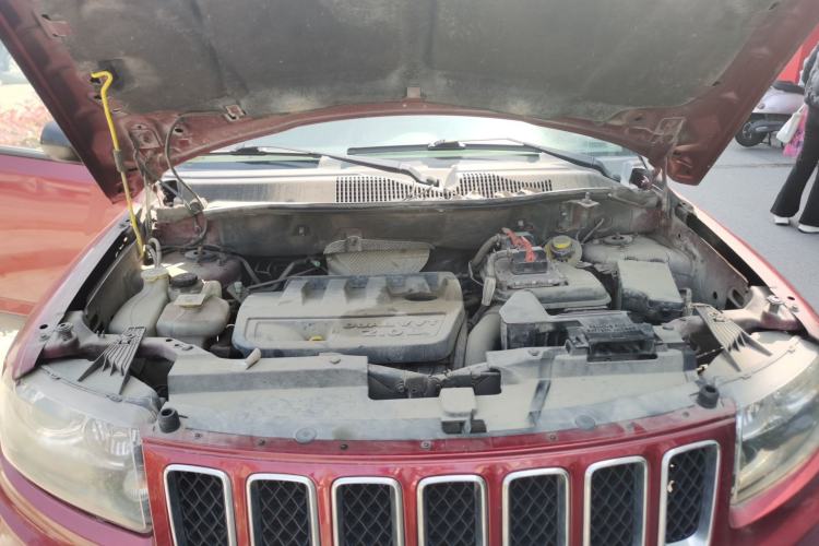 Used Jeep Compass 2013 2.0L two-wheel drive sport version Engine Bay
