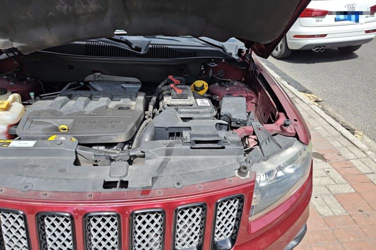 Used Jeep Compass 2013 2.4L four-wheel-drive sport version Engine Bay Left