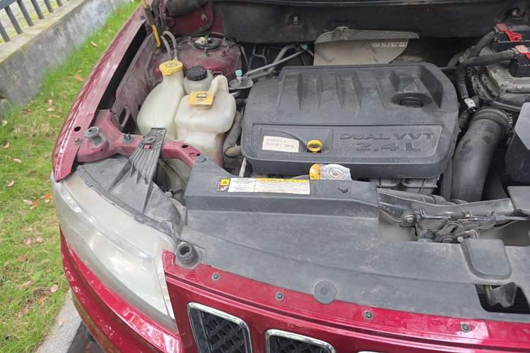 Used Jeep Compass 2013 2.4L four-wheel-drive sport version Engine Bay Right