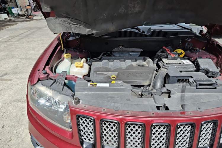 Used Jeep Compass 2013 2.4L four-wheel-drive sport version Engine Bay Right