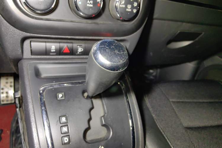 Used Jeep Compass 2013 2.4L four-wheel-drive sport version Gear Lever