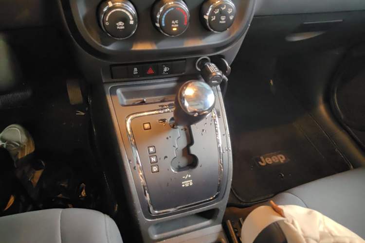 Used Jeep Compass 2013 2.0L two-wheel drive sport version Gear Lever