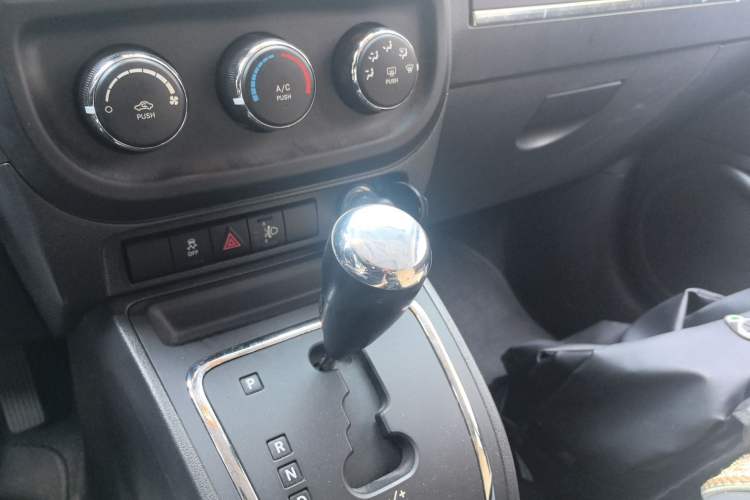Used Jeep Compass 2013 2.0L two-wheel drive sport version Gear Lever