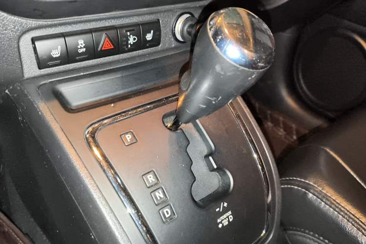 Used Jeep Compass 2013 2.4L four-wheel drive luxury version Gear Lever