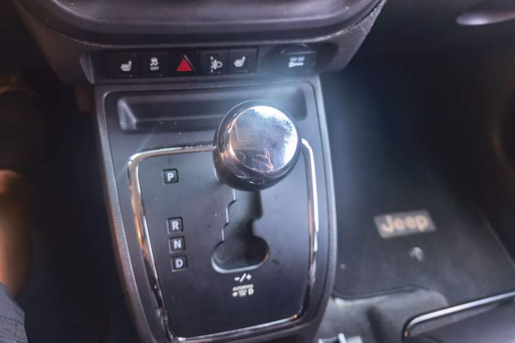 Used Jeep Compass 2013 2.4L four-wheel drive luxury version Gear Lever