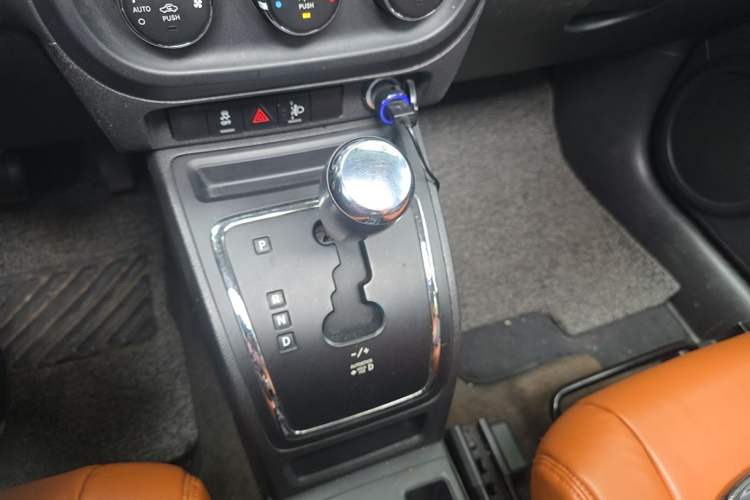 Used Jeep Compass 2013 2.4L four-wheel-drive sport version Gear Lever