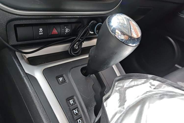 Used Jeep Compass 2013 2.4L four-wheel-drive sport version Gear Lever