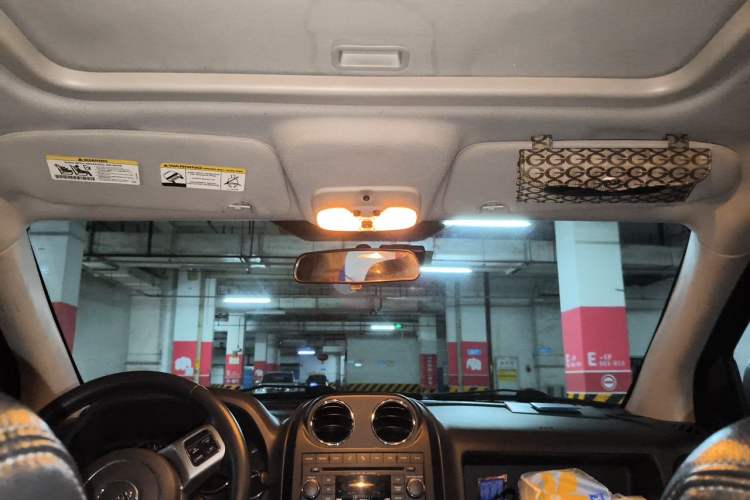 Used Jeep Compass 2013 2.4L four-wheel drive luxury version Headliner